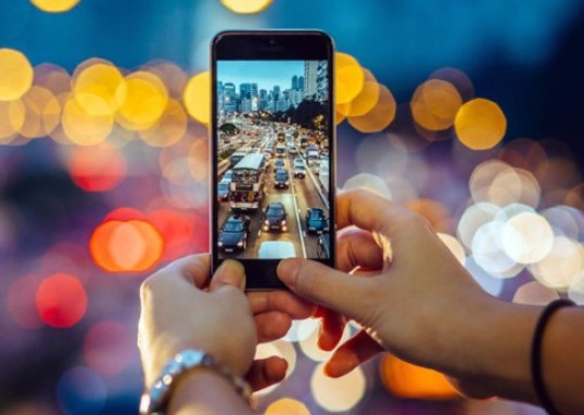 Studenți învățând fotografia mobilă